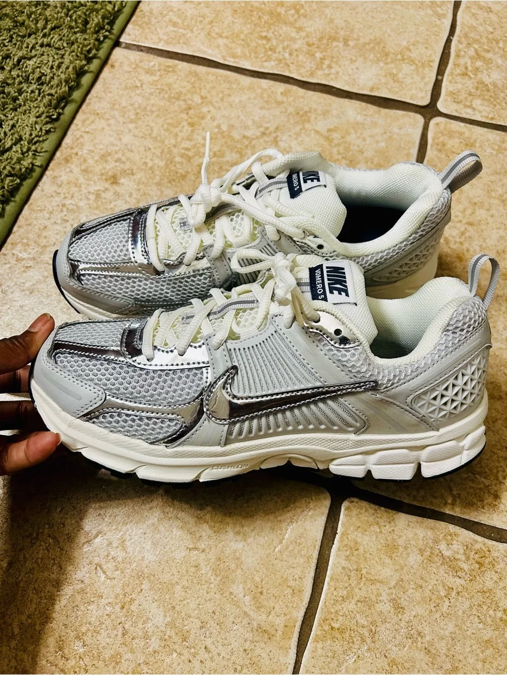Nike Vomero 5 - NWT Big Kids  Photon Dust / Gridiron / Sail / Chrom
